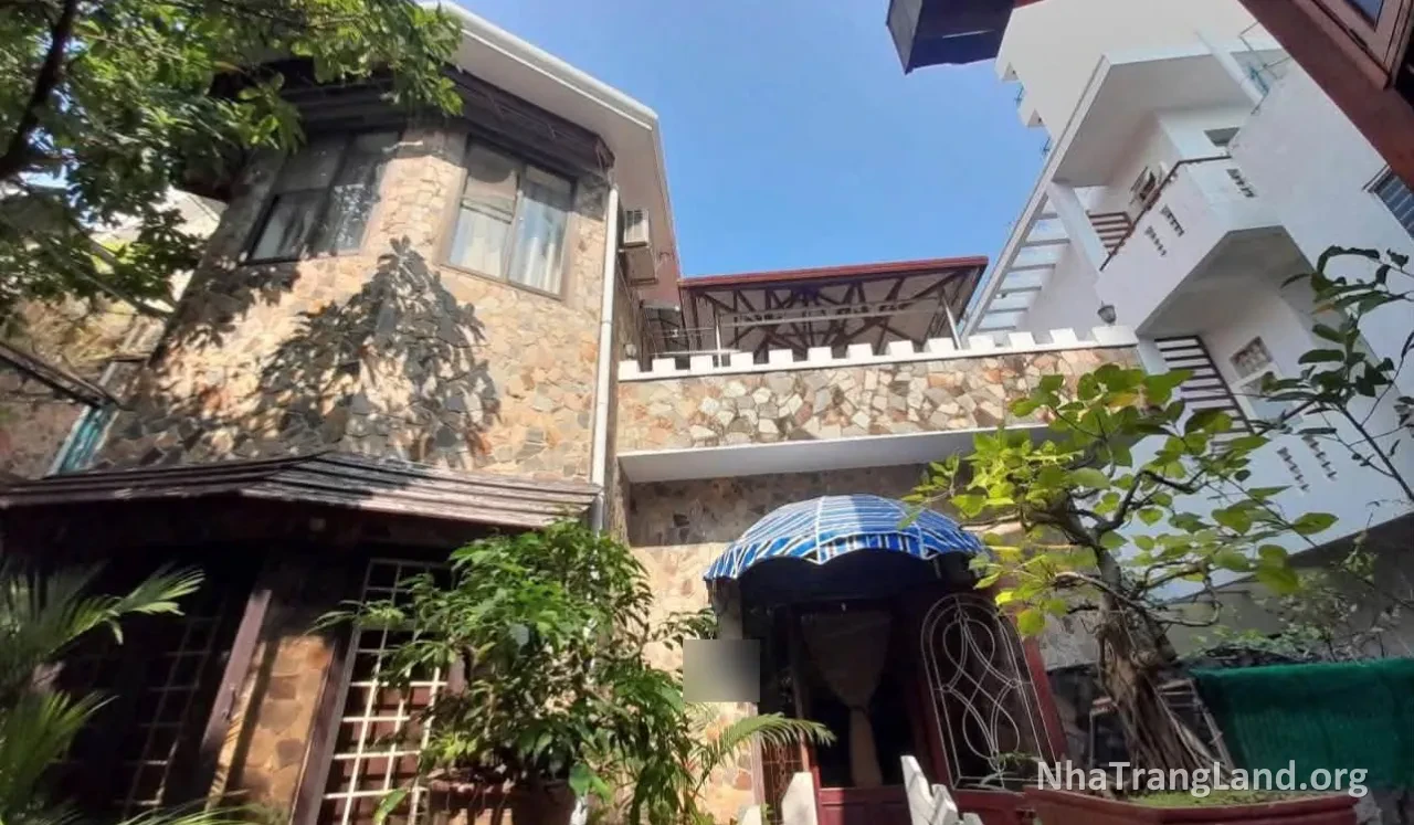 Mặt ngoài công trình hiện hữu và sân trên khu đất Tô Hiến Thành