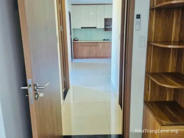 Hành lang, khu bếp và tủ gỗ trong căn hộ 75 m² CT3 Vĩnh Điềm Trung — ảnh 3