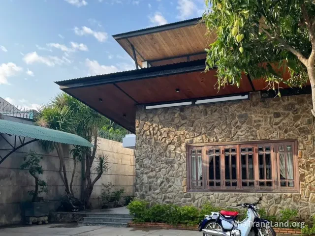 Sân trước và mặt tiền villa đường Gò Cây Sung, Nha Trang