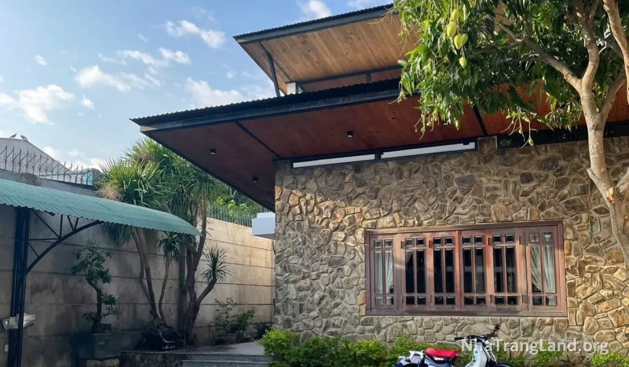 Sân trước và mặt tiền villa đường Gò Cây Sung, Nha Trang