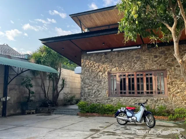 Sân trước villa có cây xoài và mái che đậu xe — ảnh 2