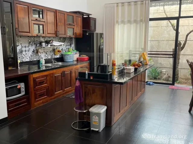 Bếp và tủ bếp gỗ trong villa Gò Cây Sung — ảnh 5