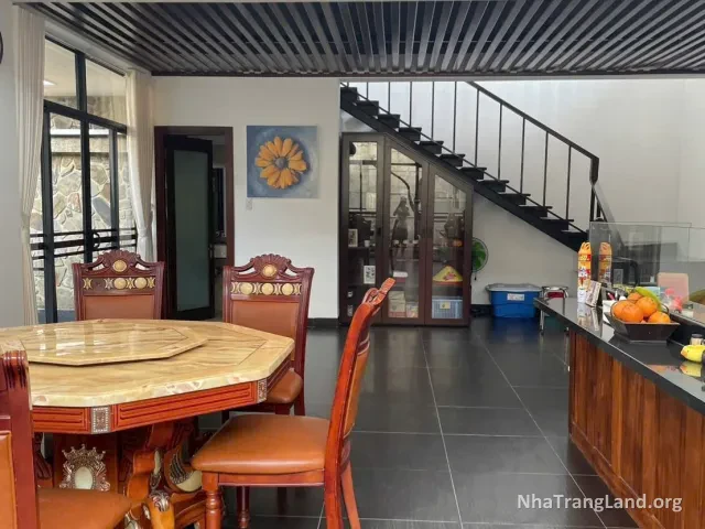 Phòng ăn và cầu thang lên tầng 2 — ảnh 7