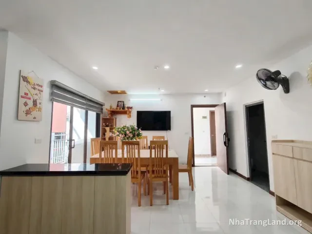 Phòng khách liền bếp và bàn ăn của căn góc CT4 HUD Phước Long