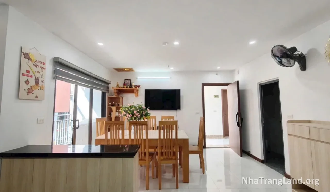 Phòng khách liền bếp và bàn ăn của căn góc CT4 HUD Phước Long