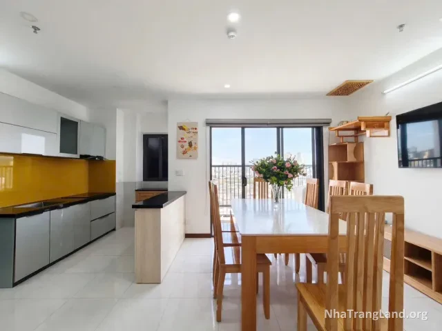 Bếp tủ kính vàng và bàn ăn gỗ 6 ghế, cửa ra ban công — ảnh 2