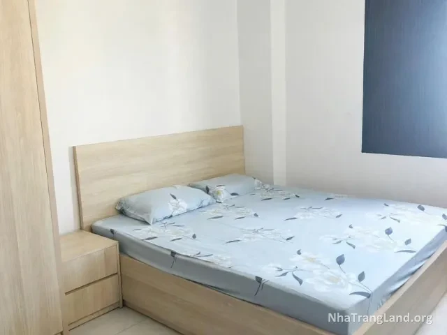 Phòng ngủ có giường nệm và rèm cửa sổ — ảnh 5