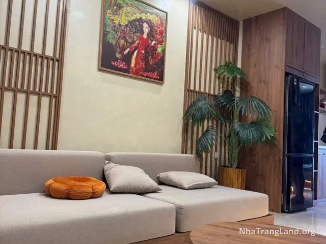 Góc sofa và lam gỗ trang trí trong căn hộ 50 m² CT1 Riverside Luxury — ảnh 2