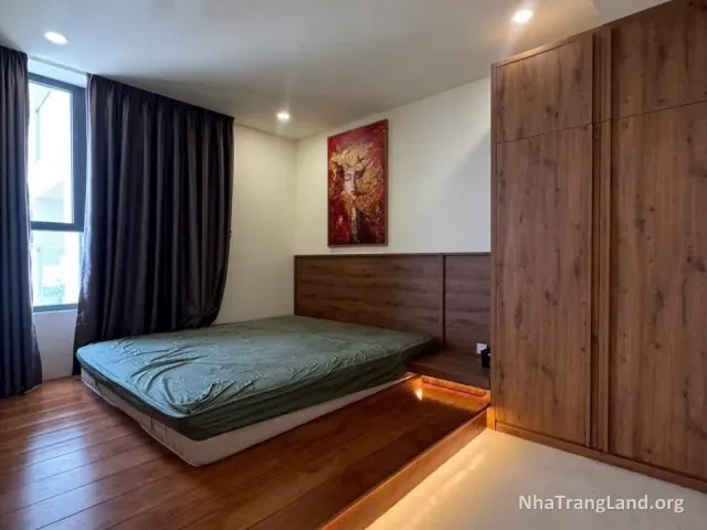 Phòng ngủ giường bệt gỗ có đèn hắt — ảnh 3