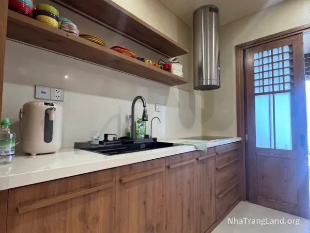 Bếp tủ gỗ, máy hút mùi và kệ treo — ảnh 4