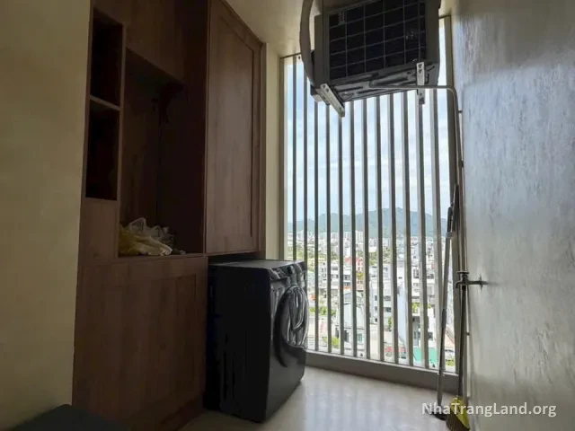 Lô gia có máy giặt nhìn ra thành phố — ảnh 5