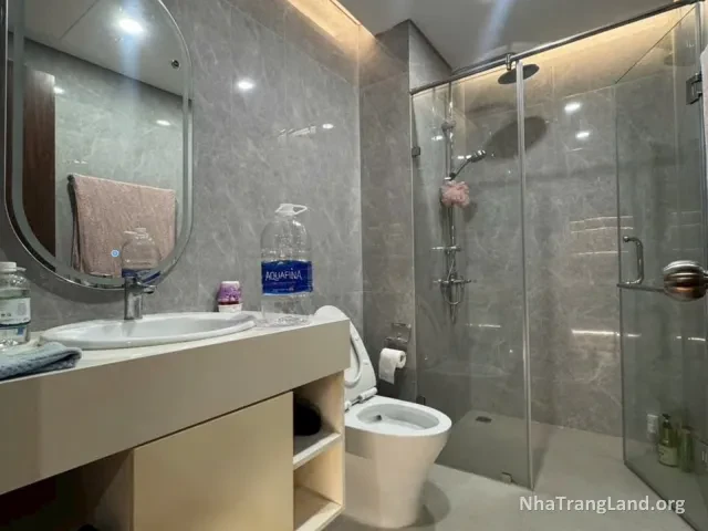 Phòng tắm vách kính và lavabo đá — ảnh 6