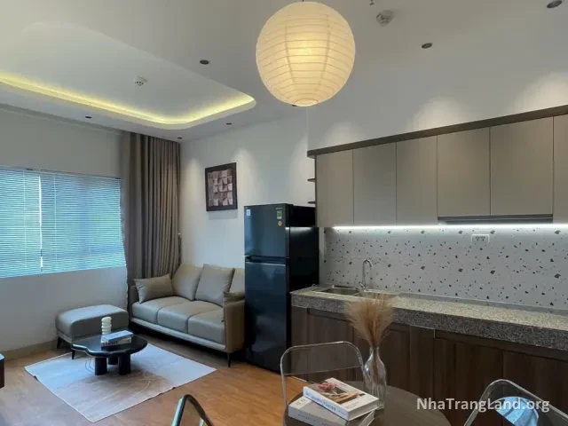Phòng khách sofa da và bàn ăn ghế trong suốt của căn hộ SSH09 Hà Quang 1