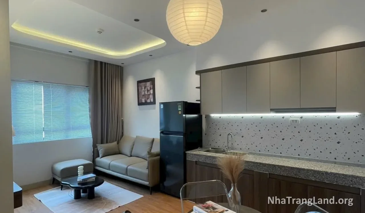 Phòng khách sofa da và bàn ăn ghế trong suốt của căn hộ SSH09 Hà Quang 1