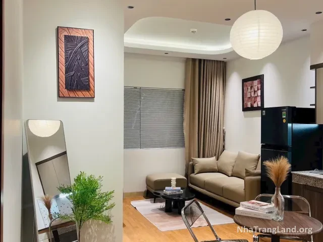 Góc phòng khách có gương và cây cảnh trong căn hộ SSH09 — ảnh 3