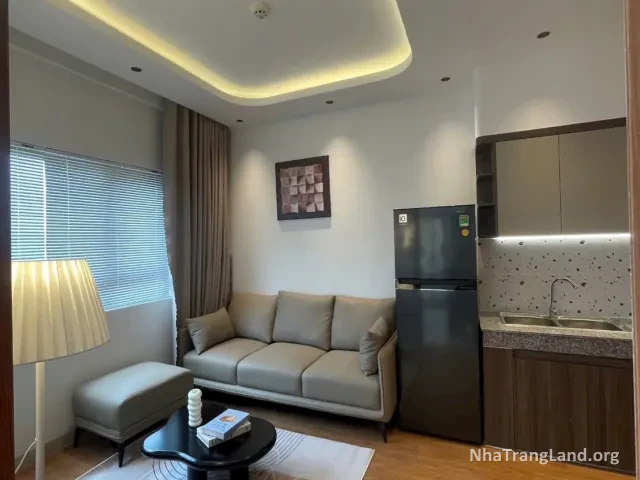 Phòng khách với sofa, bàn trà và tủ lạnh hai cửa — ảnh 4