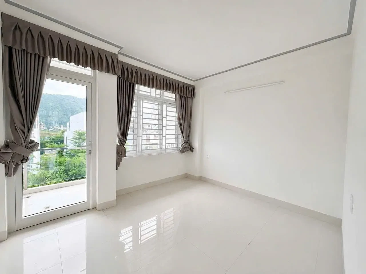 Cho thuê nhà 4 tầng khu đô thị Phước Long — 5 phòng ngủ, 80 m² mỗi sàn, 13 triệu/tháng