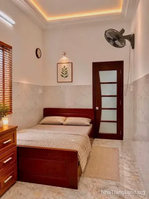 Cho thuê nhà 4 tầng view Nhà thờ Đá — nguyên căn trung tâm Nha Trang, 4 phòng ngủ — ảnh 1