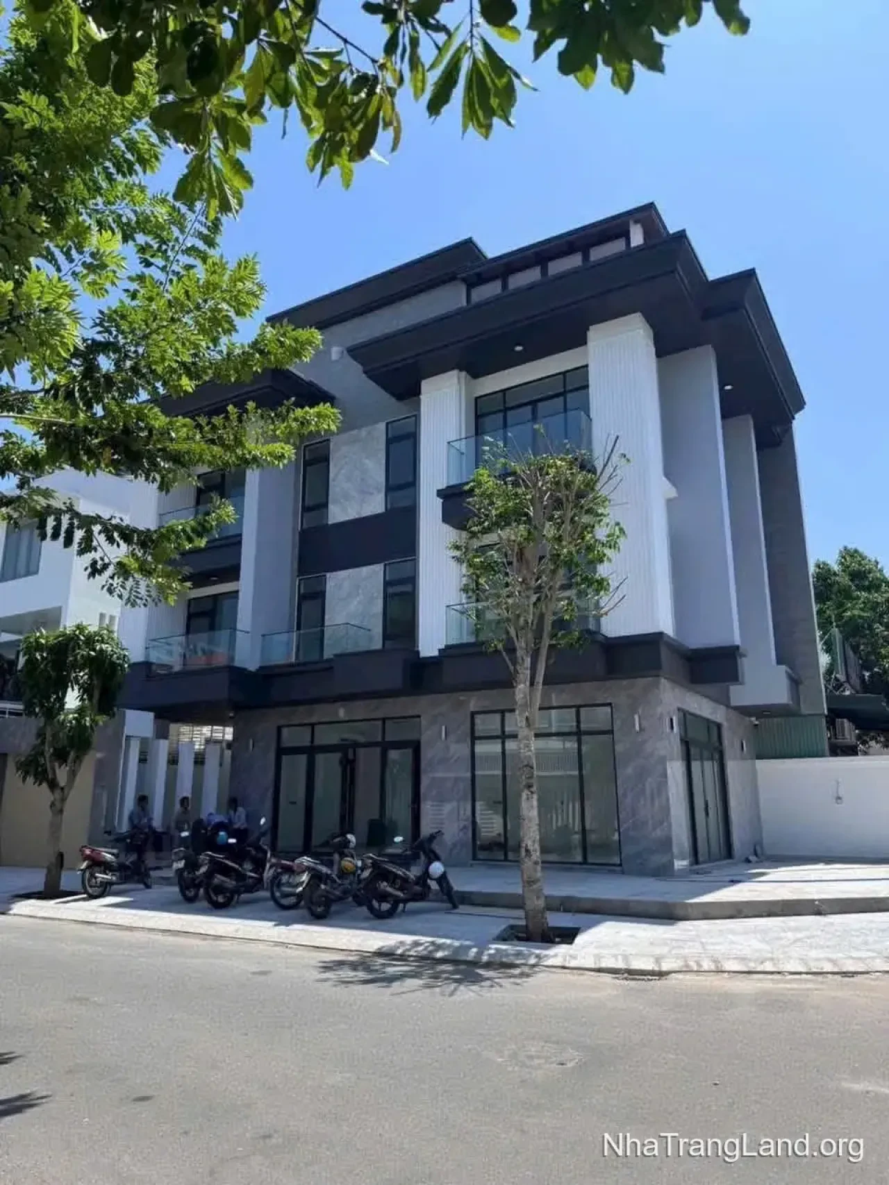 Cho thuê mặt bằng Vương Thừa Vũ — lô góc VIP 151 m², 2 mặt tiền