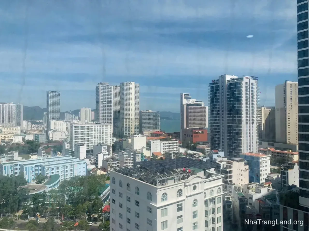 Cho thuê căn góc 07 HUD Building, 04 Nguyễn Thiện Thuật — 63,5 m², view biển