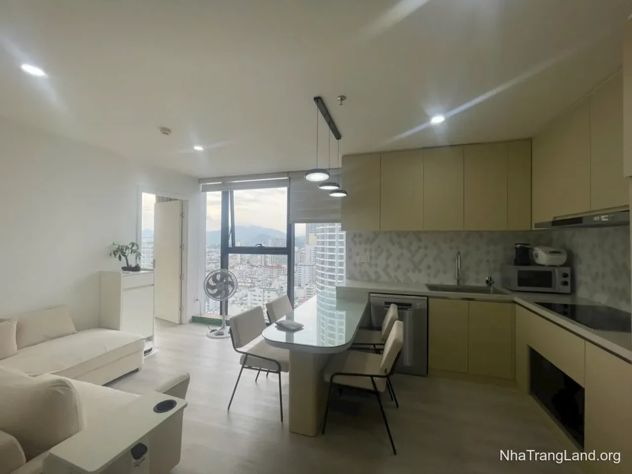 Cho thuê căn hộ 2PN 61m² Maple, Tôn Đản — view biển