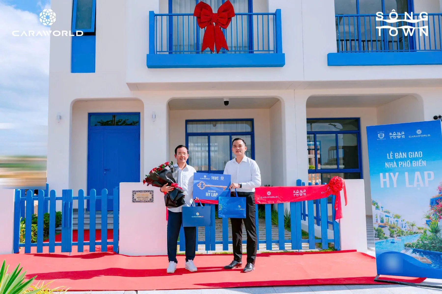 Nghi thức trao chìa khóa bàn giao nhà phố biển tiểu khu Hy Lạp cho cư dân Sông Town
