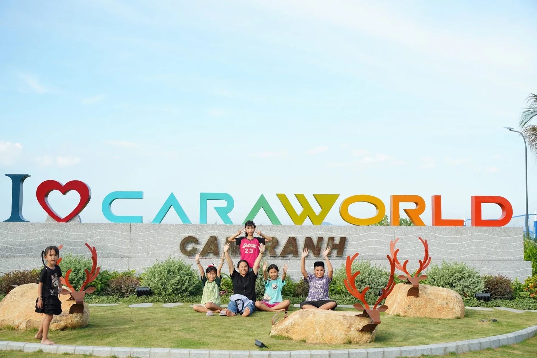 Biểu tượng check-in I Love CaraWorld trên bãi cát trắng Bãi Dài