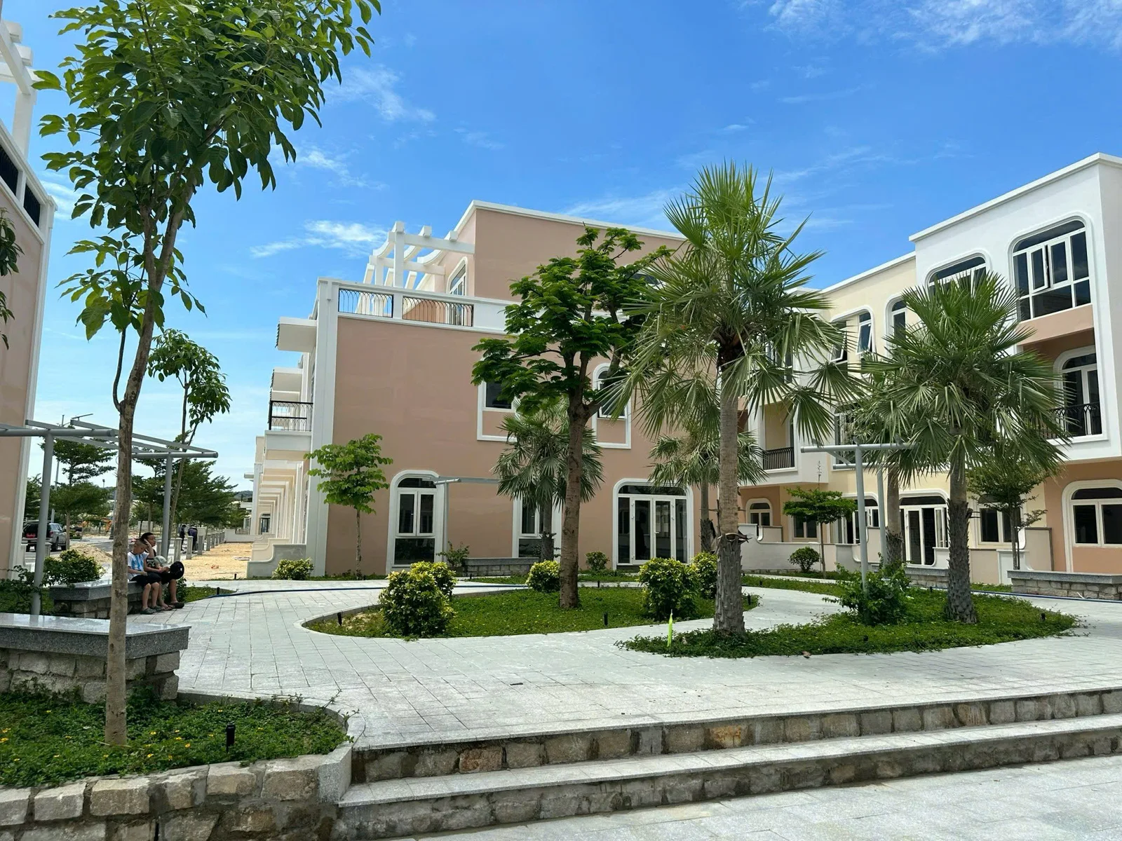 Công viên nội khu và hàng cọ xanh mát thực tế tại tiểu khu Sun Park Para Sol