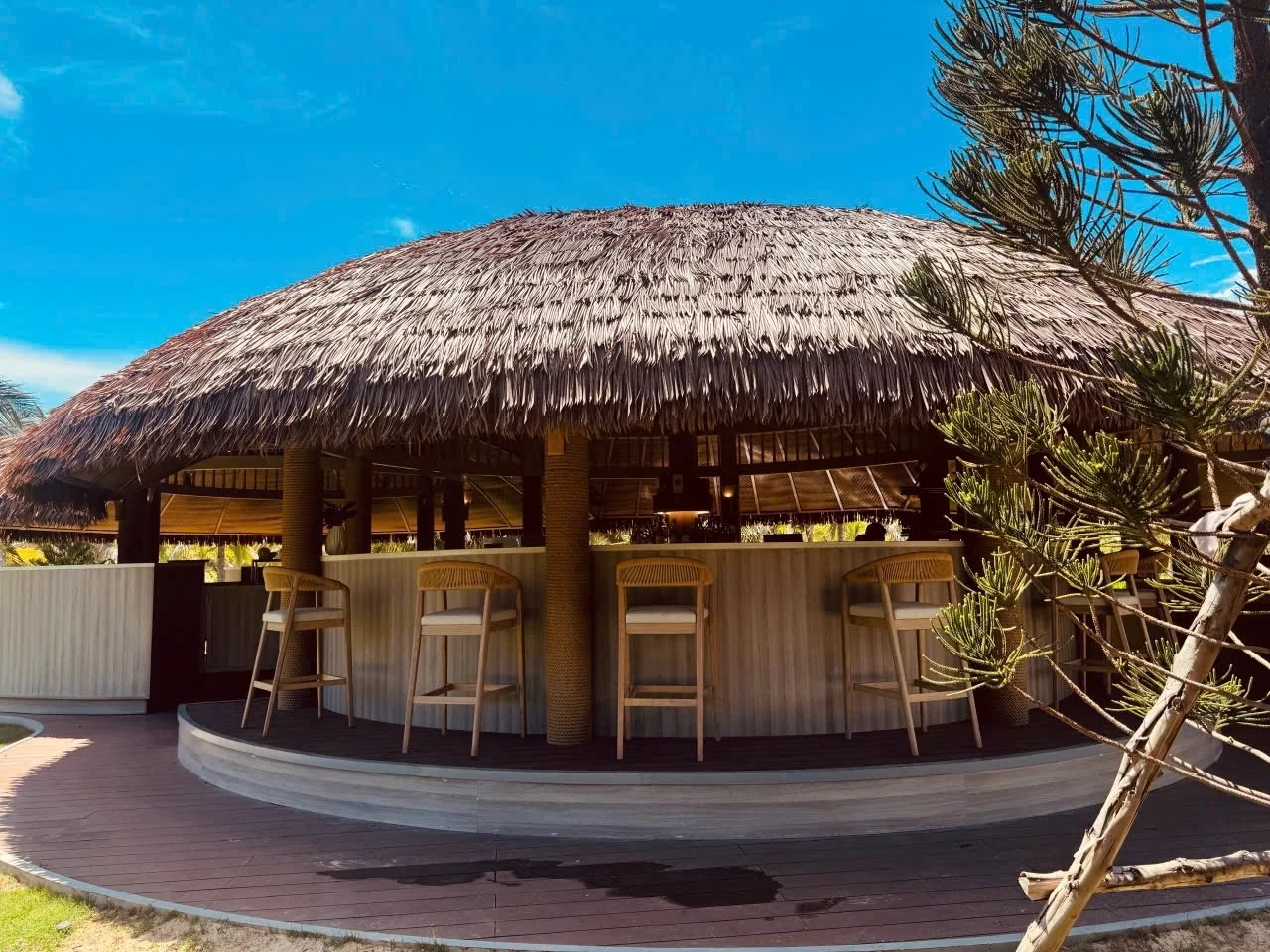 Quầy bar tròn lợp mái lá tự nhiên tại CaraBeach Bar chính thức hoạt động Giai đoạn 1