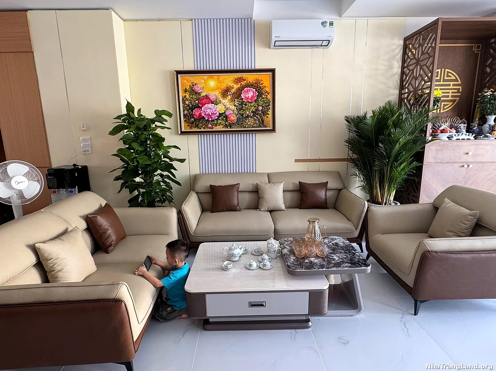 Không gian phòng khách hoàn thiện thực tế bên trong căn nhà phố Para Sol