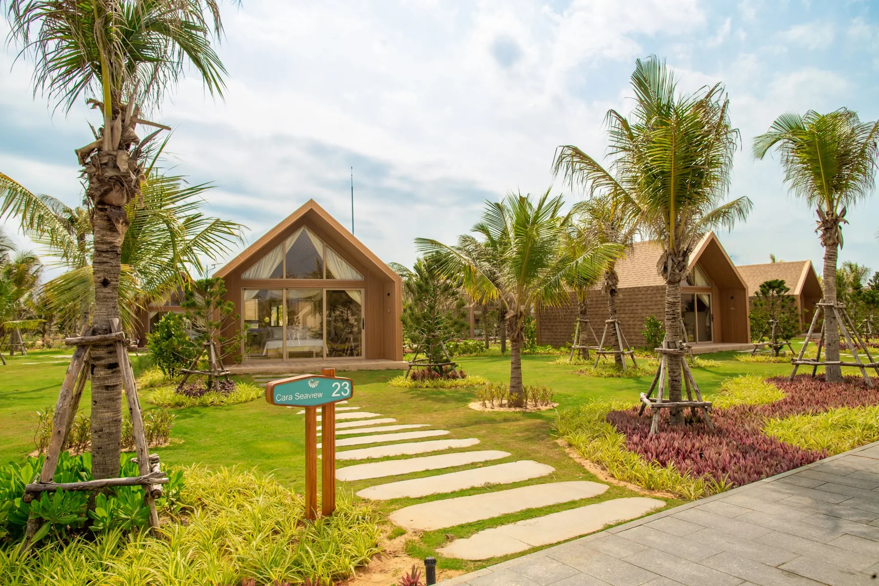 Thực tế khu nghỉ dưỡng Bungalow gỗ mái chữ A giữa rừng dừa tại CaraBeach Retreat