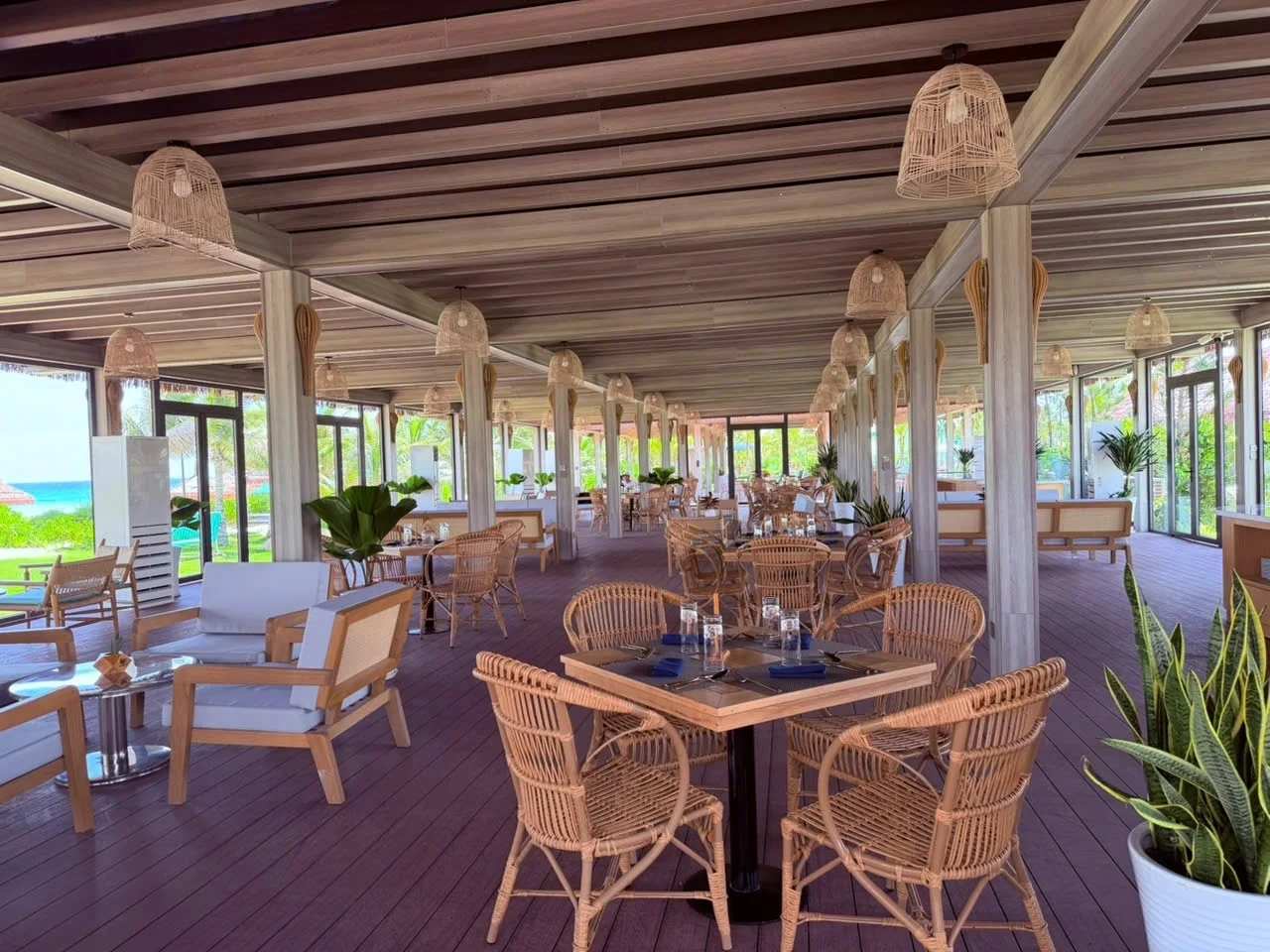 Không gian lounge ghế mây thoáng đãng đón gió biển tại CaraBeach Bar