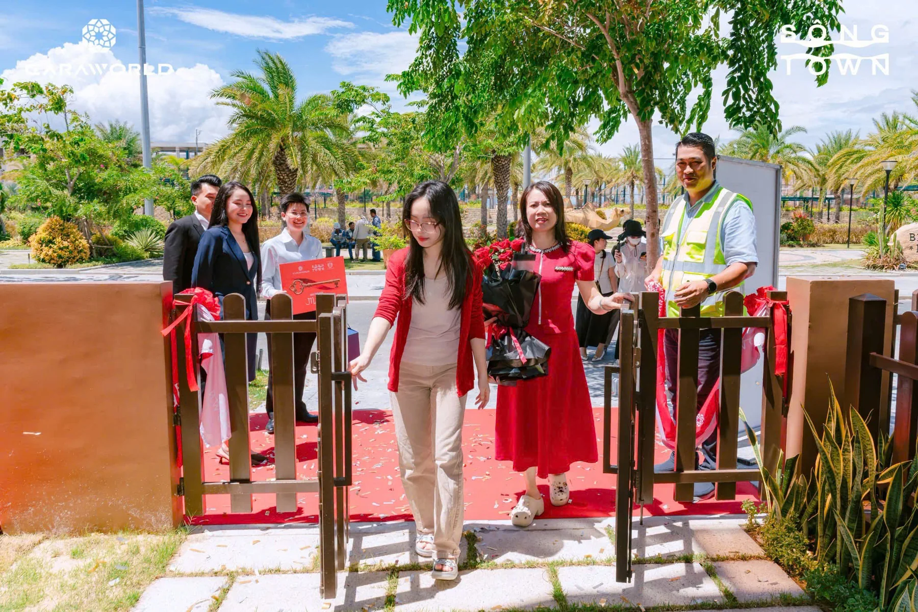 Gia chủ mở cổng gỗ nhận bàn giao căn nhà phố kiến trúc Ma Rốc tại Sông Town