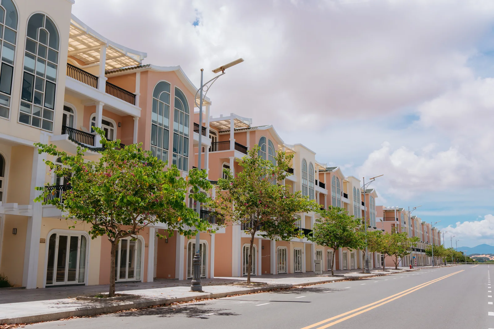 Dãy nhà phố Sun Park Para Sol đã hoàn thiện đồng bộ mặt ngoài và vỉa hè cây xanh