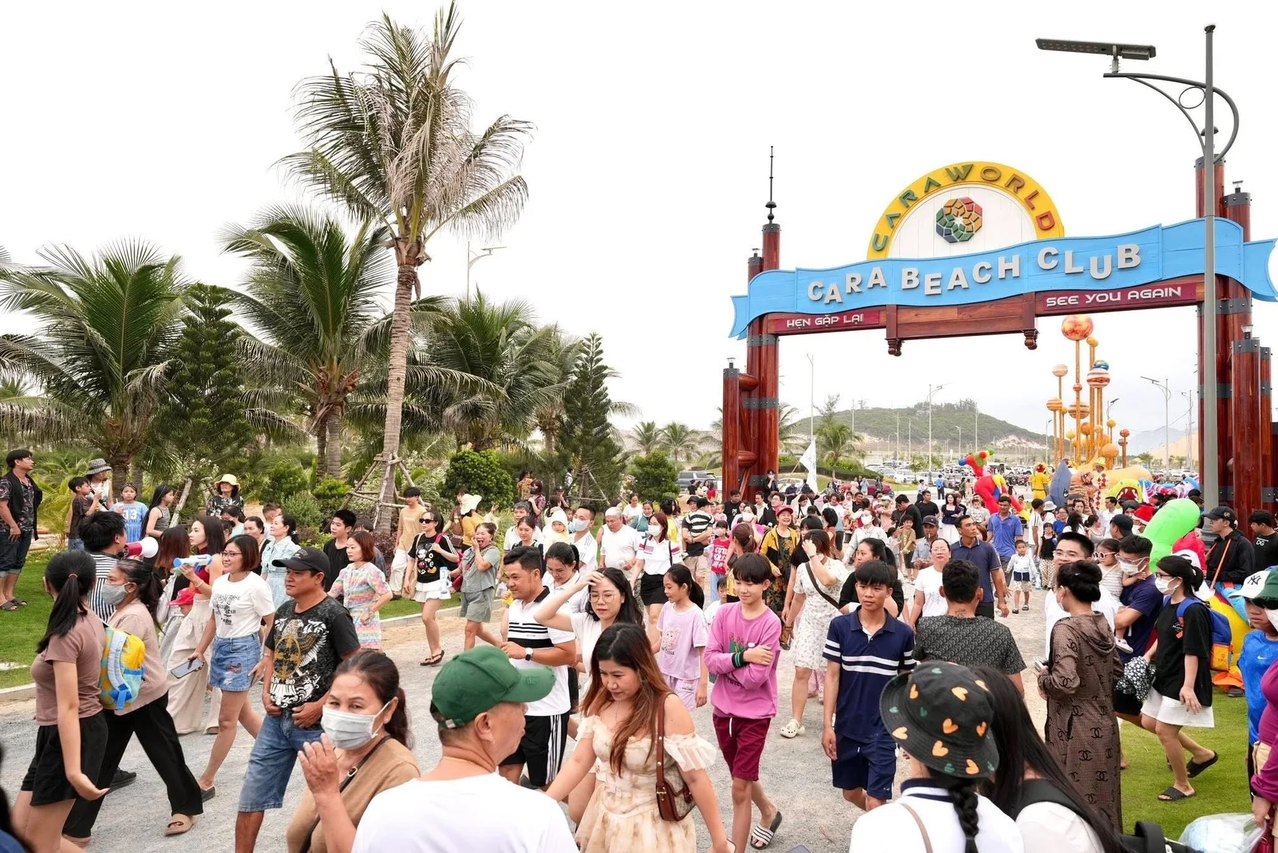 Đông đảo du khách tham quan tại cổng Công viên biển CaraBeach Club