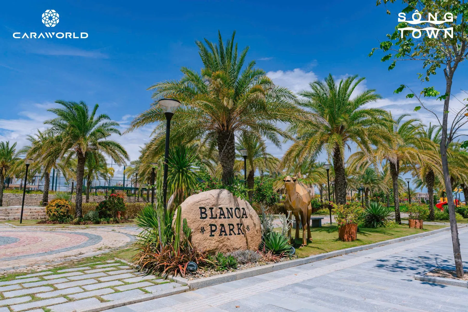 Không gian công viên nội khu Blanca Park thực tế rợp bóng chà là tại Sông Town