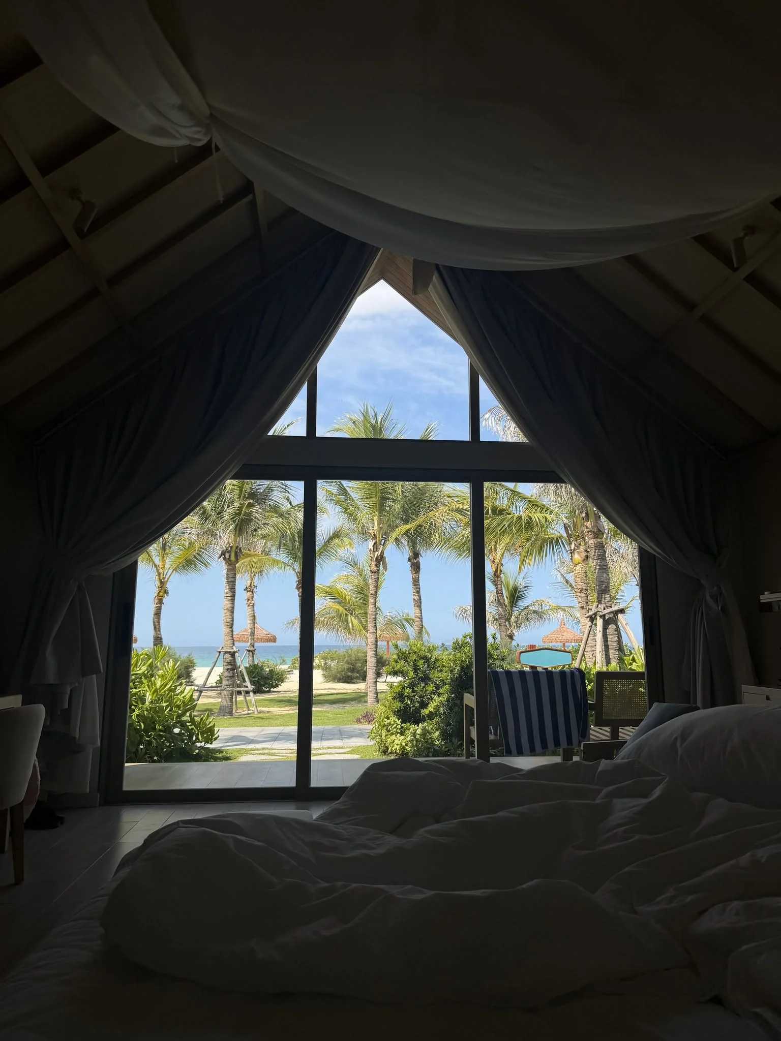 Không gian phòng ngủ Bungalow mở cửa nhìn thẳng ra biển Bãi Dài tại CaraBeach Retreat