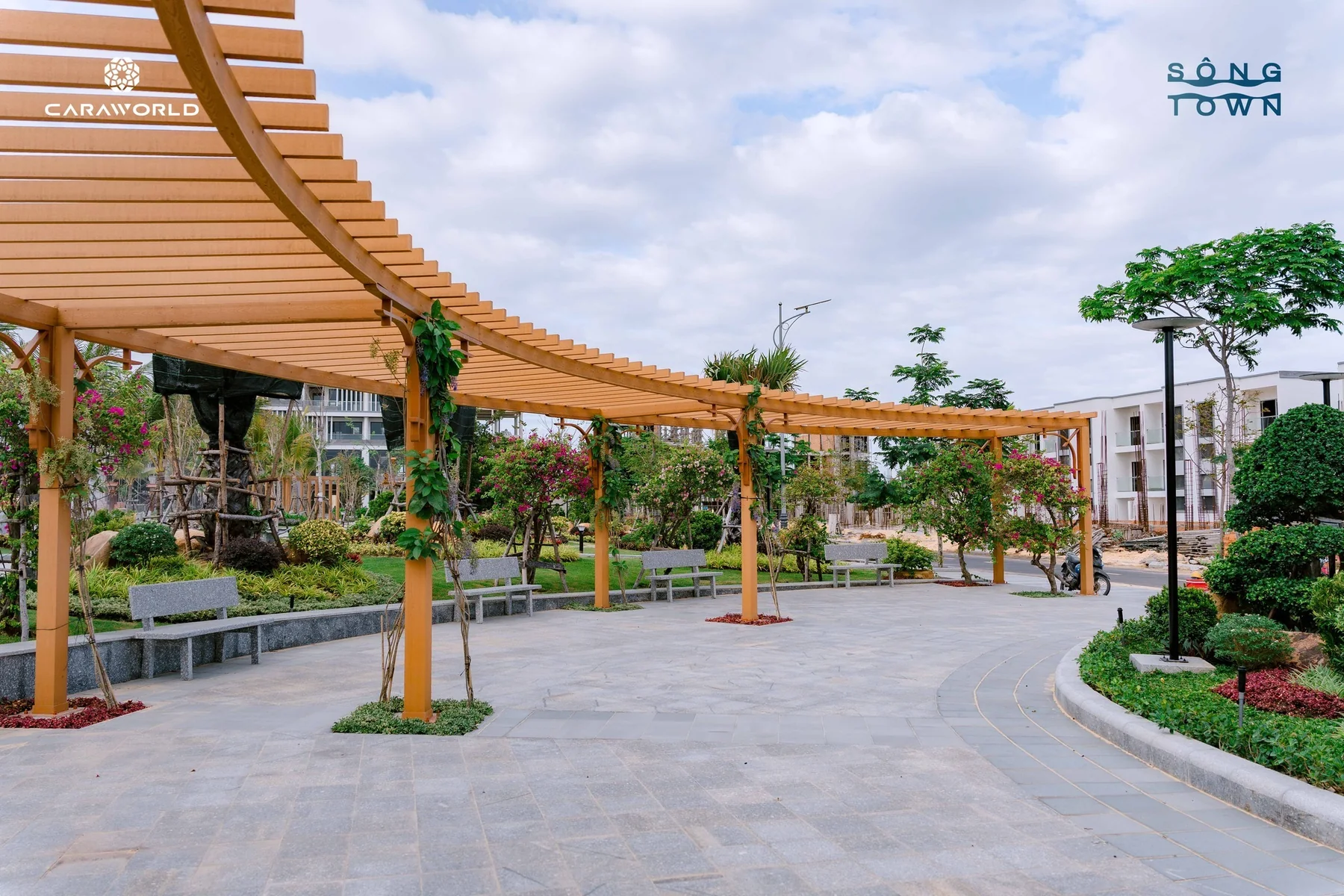Tuyến đường dạo bộ lát đá và giàn hoa gỗ Pergola thực tế tại khu nhà phố Para Sol