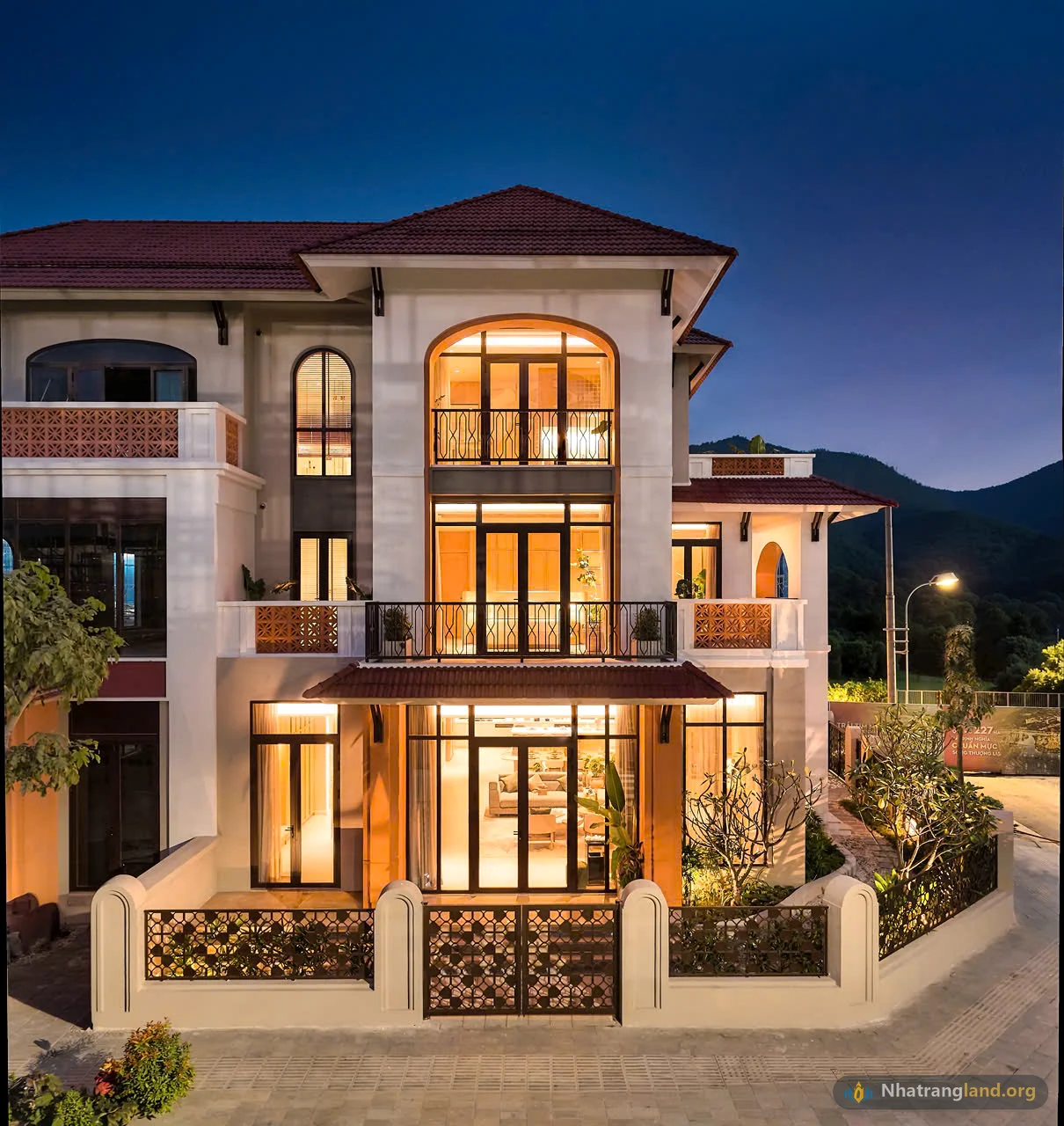 Ảnh chụp thực tế mặt tiền Căn mẫu Biệt thự Song lập The Elite hơn 422 m² sàn mang kiến trúc vòm Champa đương đại vừa ra mắt tháng 10/2026 tại Charmora City