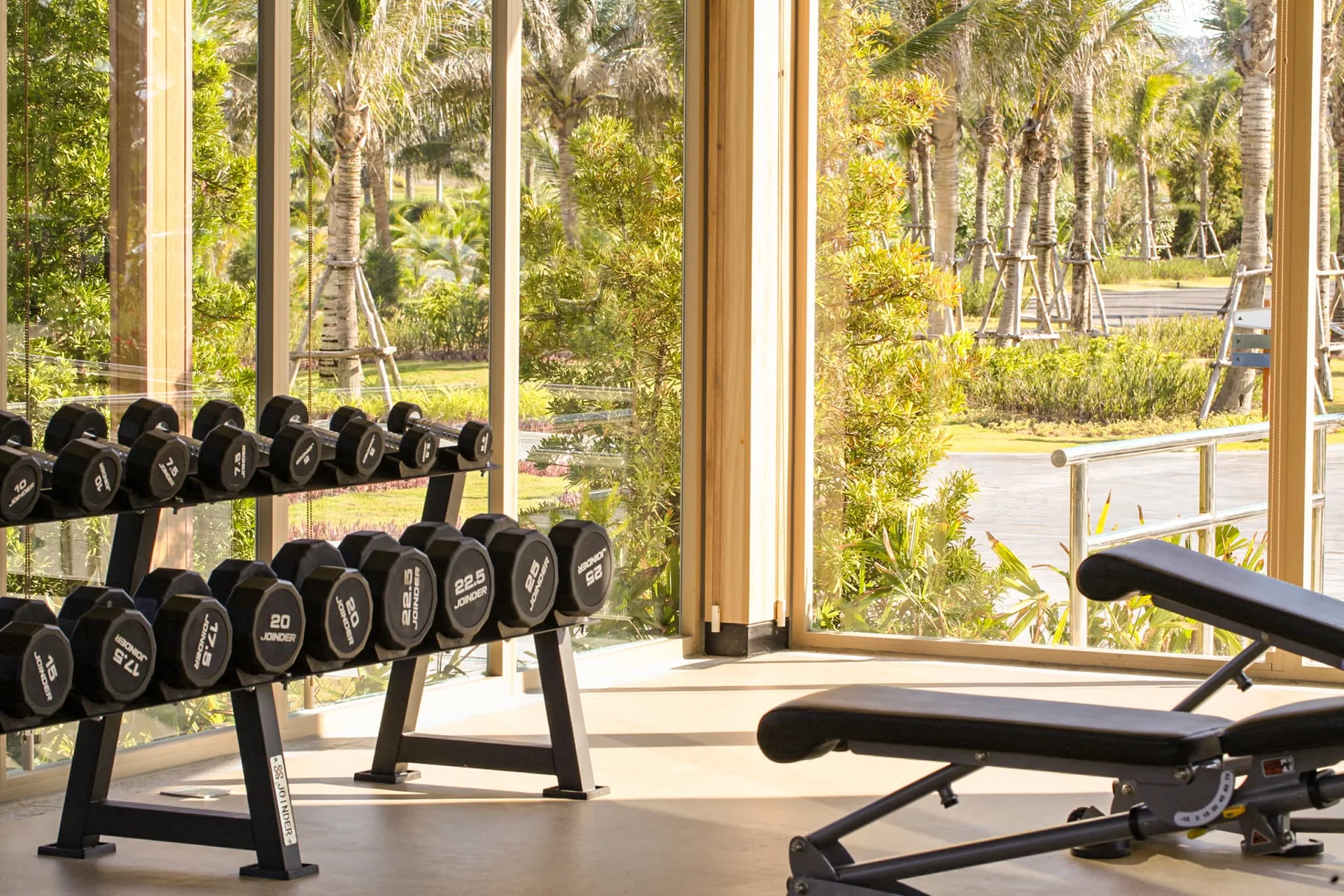 Ph&ograve;ng tập Gym v&aacute;ch k&iacute;nh hiện đại nh&igrave;n thẳng ra vườn dừa xanh m&aacute;t tại CaraBeach Retreat