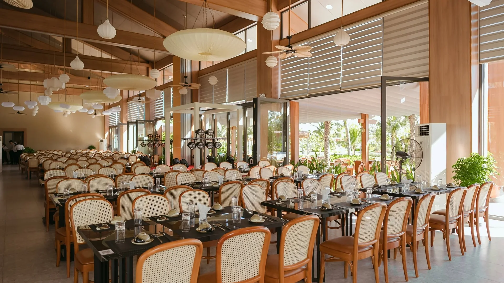 Kh&ocirc;ng gian nh&agrave; h&agrave;ng kết cấu gỗ trần cao tho&aacute;ng đ&atilde;ng phục vụ ẩm thực b&ecirc;n trong CaraBeach Retreat