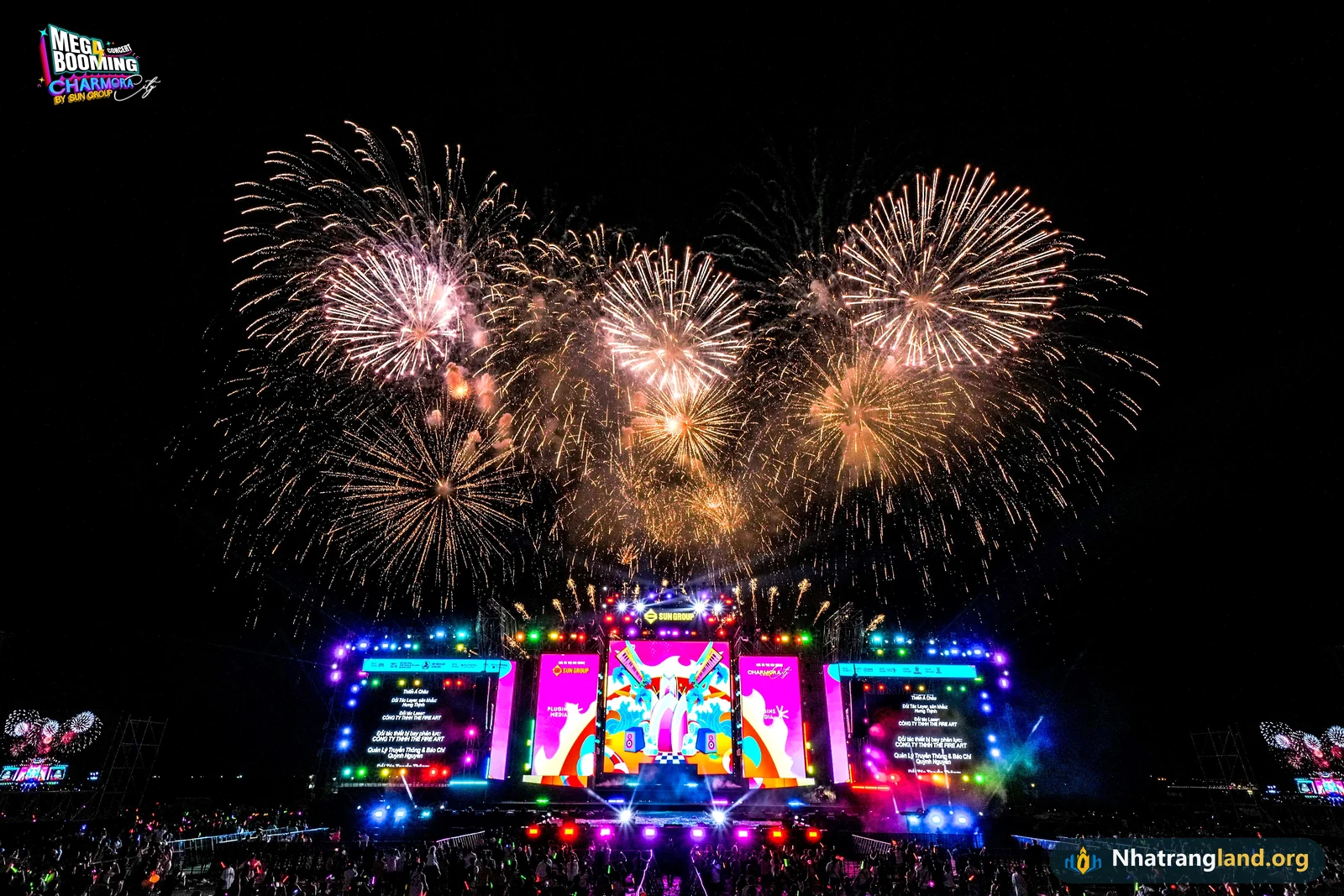 Thực tế m&agrave;n bắn ph&aacute;o hoa rực rỡ tại đại nhạc hội Mega Booming Charmora City do Sun Group tổ chức tại Nha Trang thu h&uacute;t gần 30.000 kh&aacute;n giả ng&agrave;y 13/06/2026