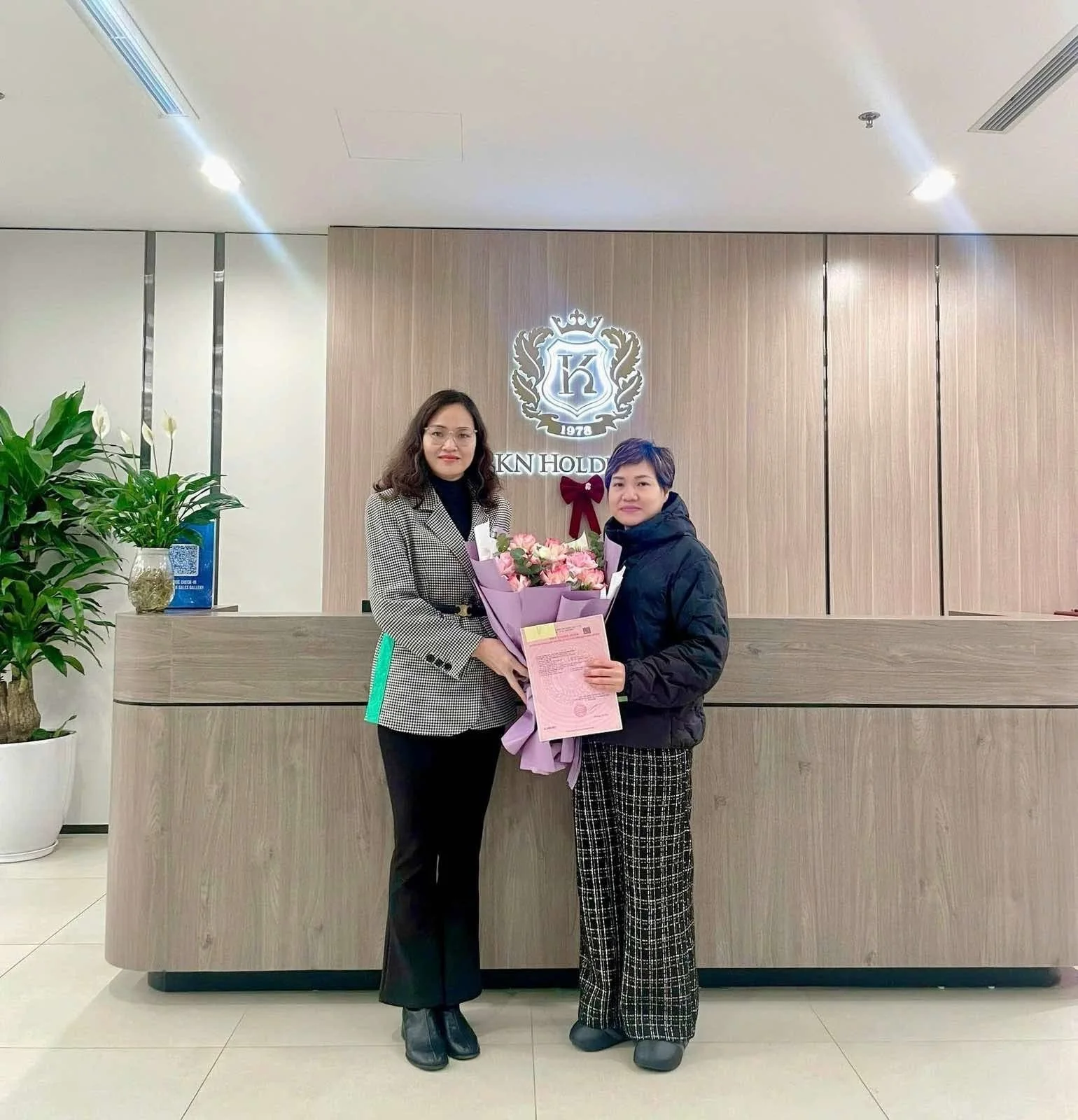 Đại diện KN Holdings trao Sổ hồng lâu dài và hoa chúc mừng cho khách hàng sở hữu nhà phố CaraWorld Cam Ranh