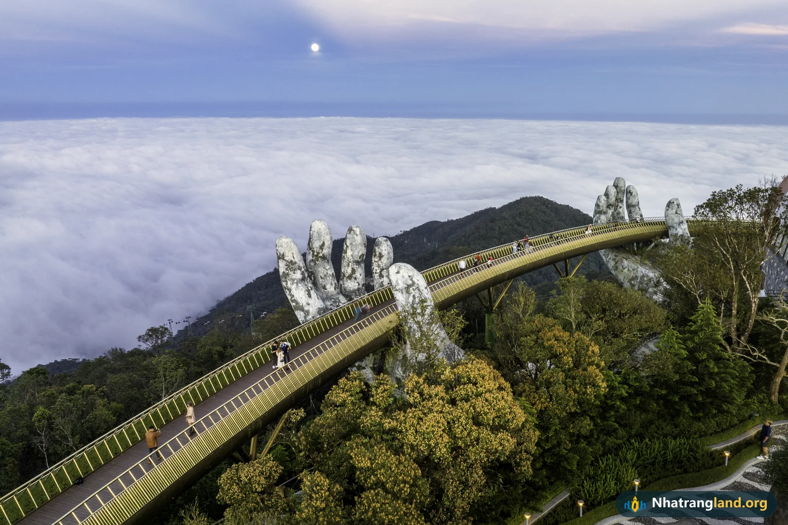 Cầu Vàng ẩn hiện giữa biển mây trên đỉnh Bà Nà Hills Đà Nẵng thu hút hàng triệu du khách quốc tế mỗi năm