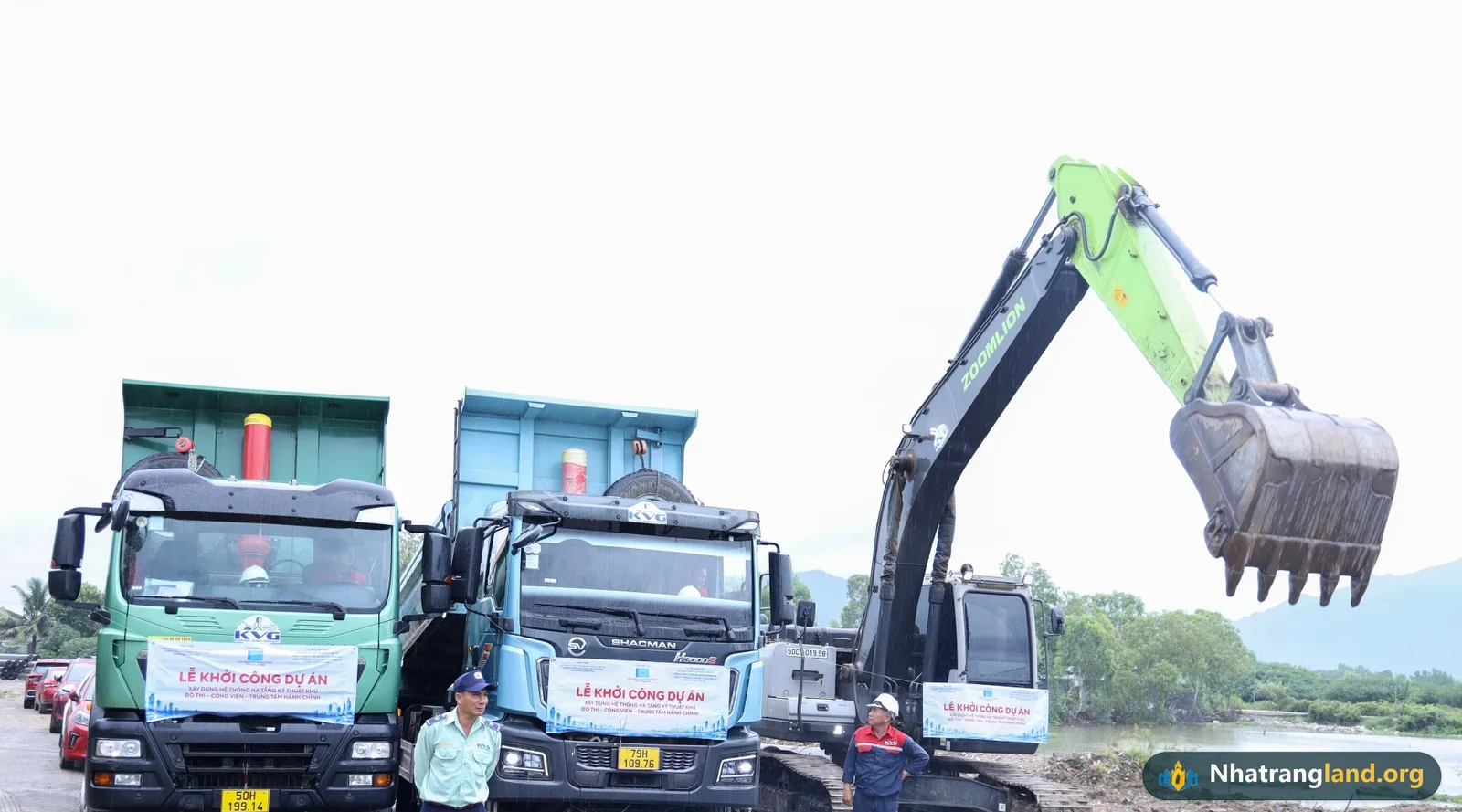 D&agrave;n xe tải nặng v&agrave; m&aacute;y x&uacute;c huy động thi c&ocirc;ng ngay tại lễ khởi c&ocirc;ng hạ tầng Trung t&acirc;m H&agrave;nh ch&iacute;nh mới tỉnh Kh&aacute;nh H&ograve;a th&aacute;ng 10/2026