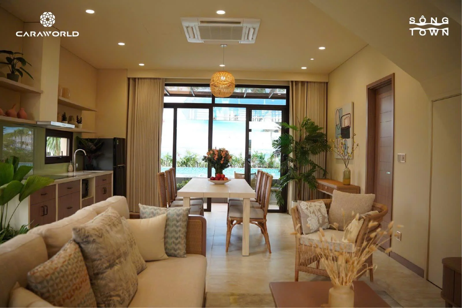 Thực tế kh&ocirc;ng gian ph&ograve;ng kh&aacute;ch nối liền bếp ăn 6 ghế mở thẳng ra thềm hồ bơi ri&ecirc;ng tại nh&agrave; phố S&ocirc;ng Town CaraWorld