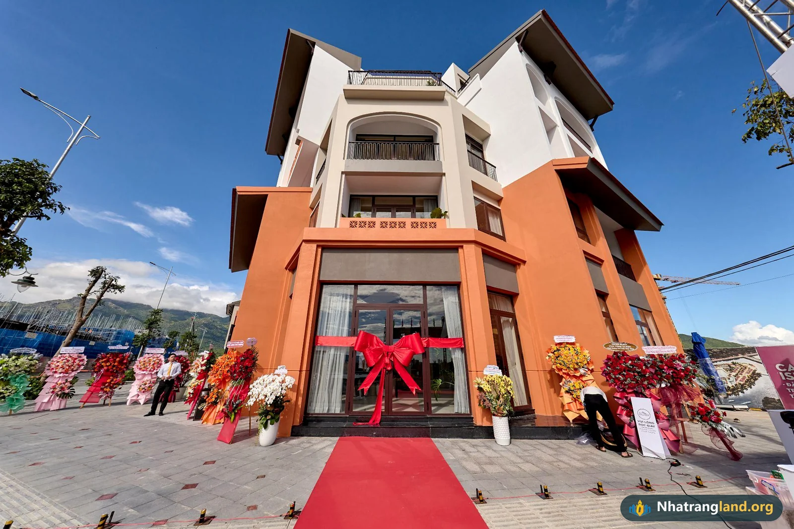 Ảnh thực tế lễ khai trương Căn mẫu Boutique Shophouse góc D1502 quy mô 5 tầng tổng sàn 710,7 m² tại Đảo Nam Charmora City