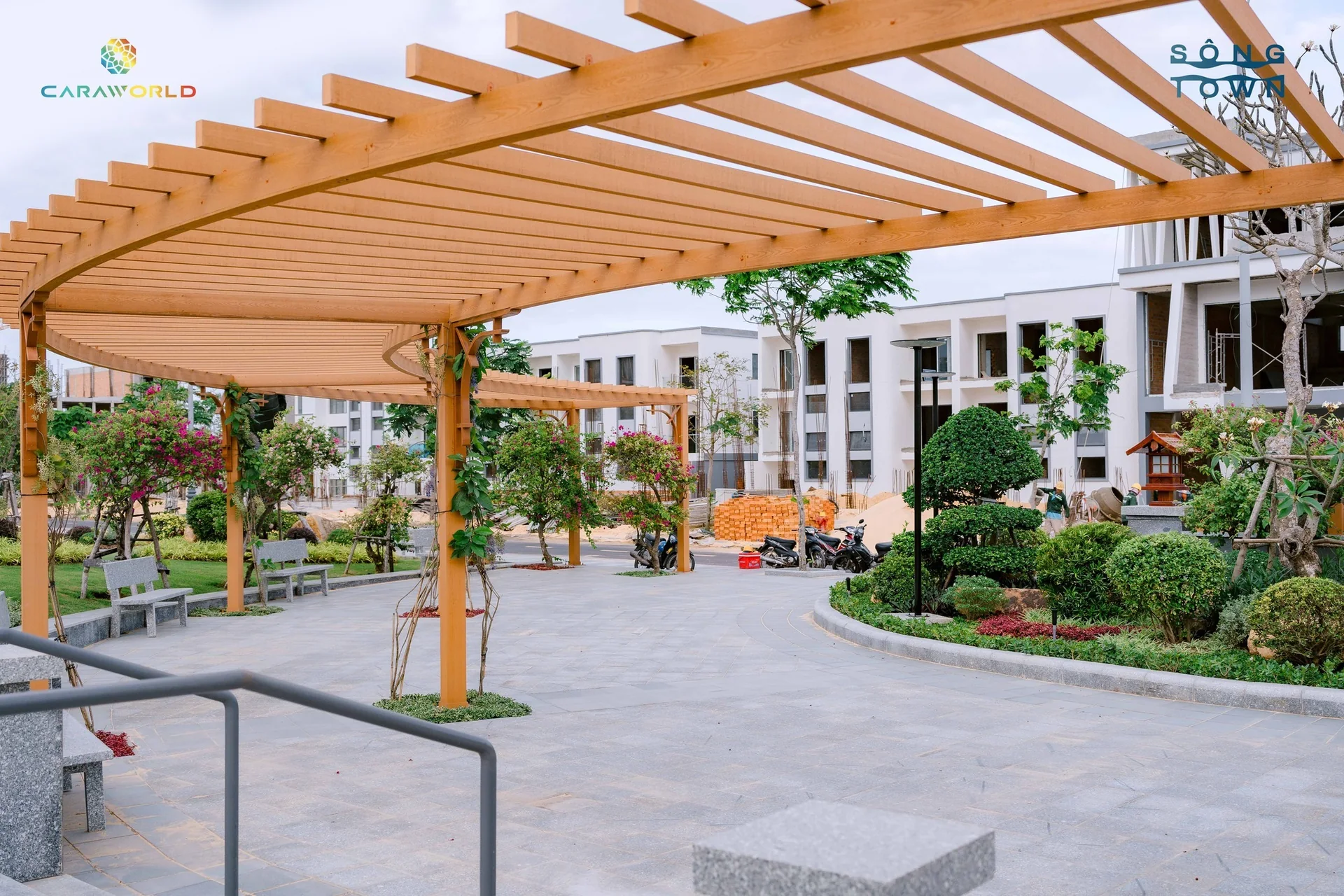 Thực tế tuyến đường dạo bộ dưới gi&agrave;n hoa gỗ Pergola xanh m&aacute;t b&ecirc;n trong nội khu Para Sol