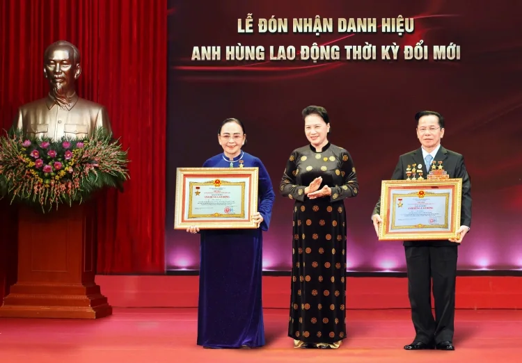 Chủ tịch Quốc hội trao danh hiệu Anh hùng Lao động thời kỳ đổi mới cho vợ chồng nhà sáng lập ông Lê Văn Kiểm và bà Trần Cẩm Nhung