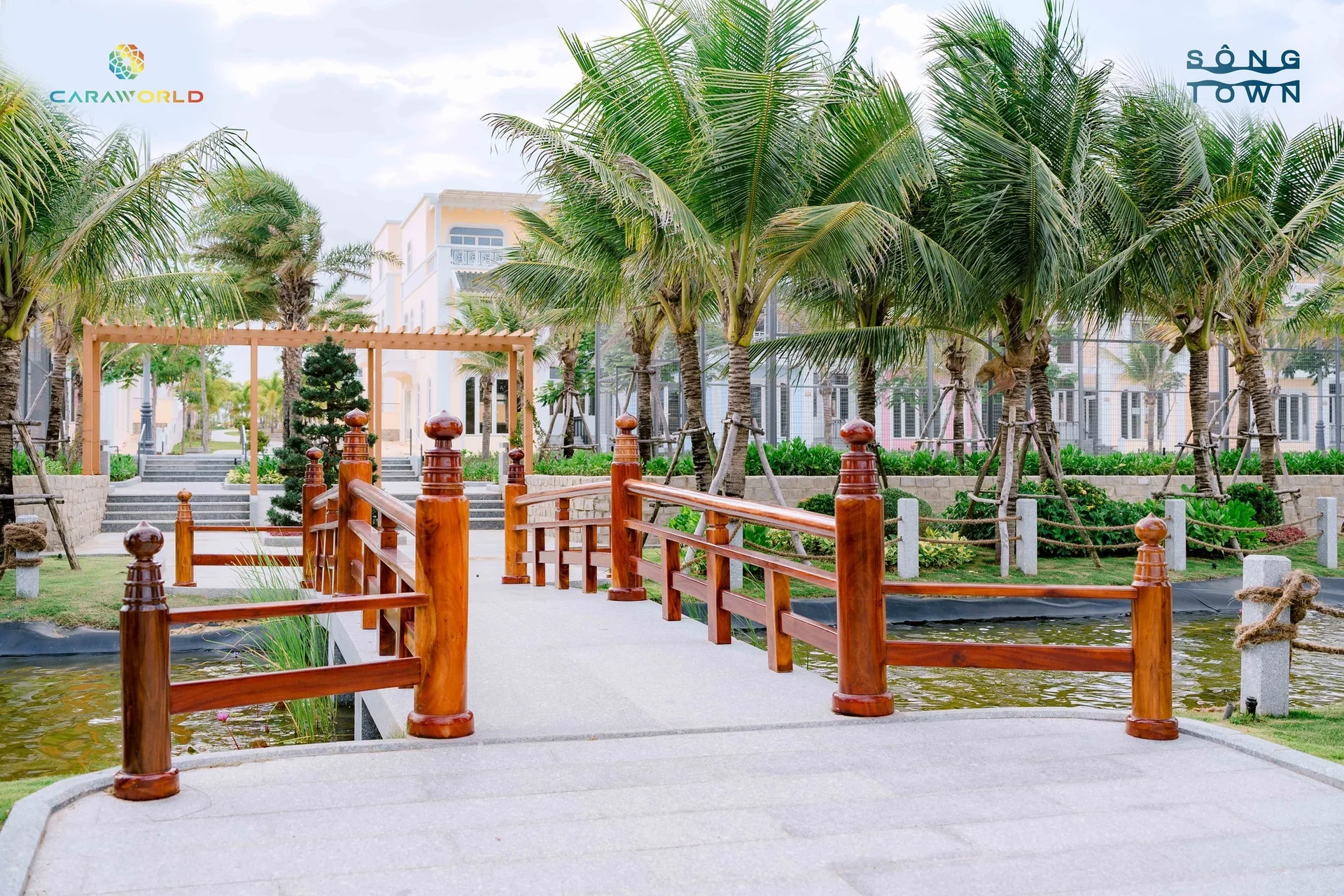 Thực tế cầu gỗ đỏ, cổng Torii Nhật Bản v&agrave; đ&agrave;i phun nước trong c&ocirc;ng vi&ecirc;n nội khu ph&acirc;n khu Para Sol